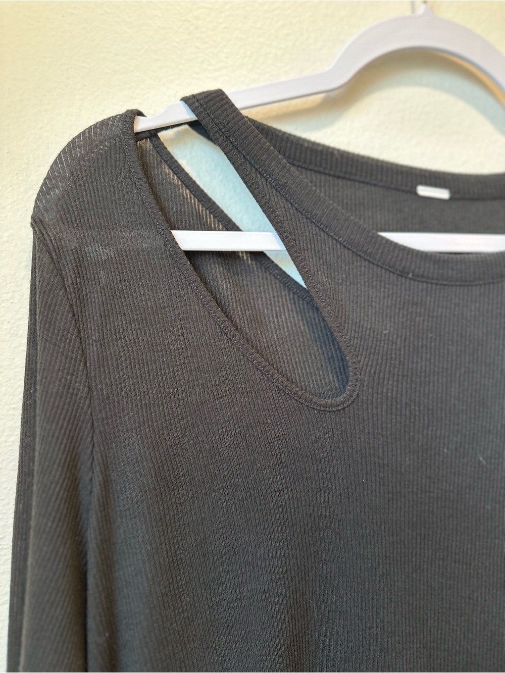 Alo Yoga Black Ribbed Long Sleeve Cutout Top Size Tag Missing L/XL - Picture 4 of 9